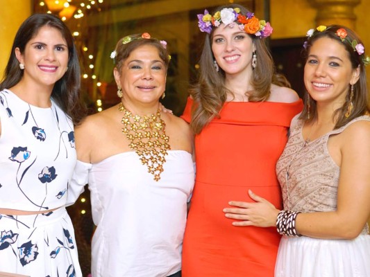 Natalie Canahuati, Pamela Vaquero, Leila Canahuati y Nicole Vaquero.