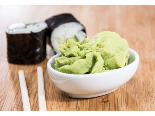 8. El wasabi va dentro del sushi: el chef debería preparar el sushi con wasabi adentro, aunque se ha hecho costumbre y es aceptado mezclar la pasta verde que conocemos con la salsa de soja.