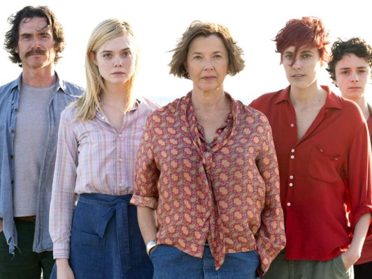 2. 20TH CENTURY WOMEN. Esta irreverente película se ubica en Santa Barbara, 1979. Tres mujeres muy diferentes enseñan a un chico adolescente lo que son los hombres, las mujeres y los detalles sobre el amor y la libertad.<br/>Mike Mills (Beginners, Thumbsucker) dirige este drama familiar basado en su propio guion que estará protagonizado por Elle Fanning (Maléfica, El curioso caso de Benjamin Button), Alia Shawkat (Green Room, Tres reyes), Laura Wiggins (Shameless, Thinspiration), Greta Gerwig (Frances Ha, Mistress America), Anette Bening (American Beauty, Los chicos están bien) y Billy Crudup (Watchmen, Casi famosos).<br/>