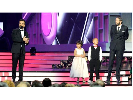 Luis Fonsi agradece el premio del Espíritu y la Esperanza entregado por Juan Luis Guerra y dos niños beneficiados por los programas del St. Jude Children-s Research Hospital, la hondureña Jenny Praddy es una de ellas