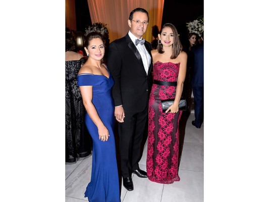 Gina, Constantino y Sofia Pineda.