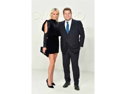 Julia Carey acompañada de James Corden en la pasarela de Tom Ford
