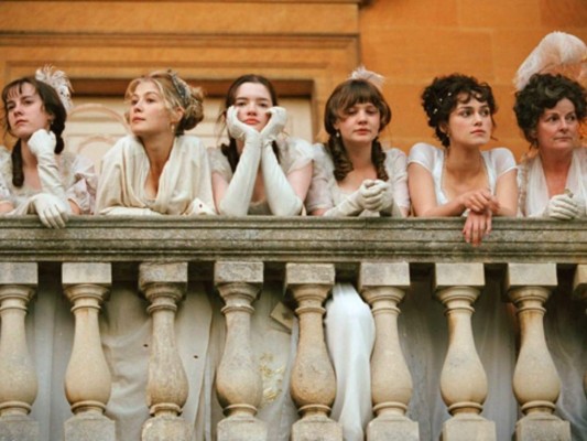 6. En esta adaptación al cine, que podemos ver en Netflix ahora, vemos lo complicado que era para las mujeres en aquella época contraer matrimonio, y muy necesario para tener un futuro digno.