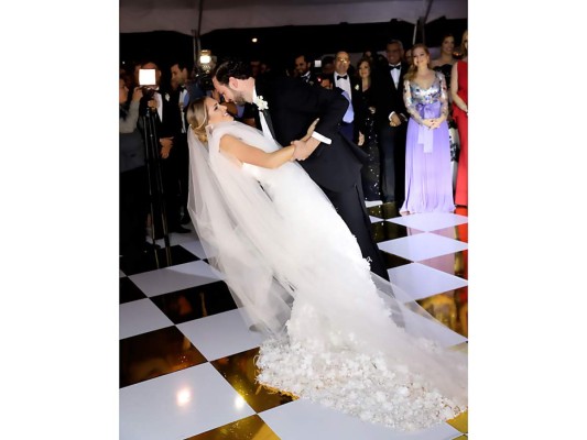 La feliz pareja entre sonrisas en el momento de su baile nupcial