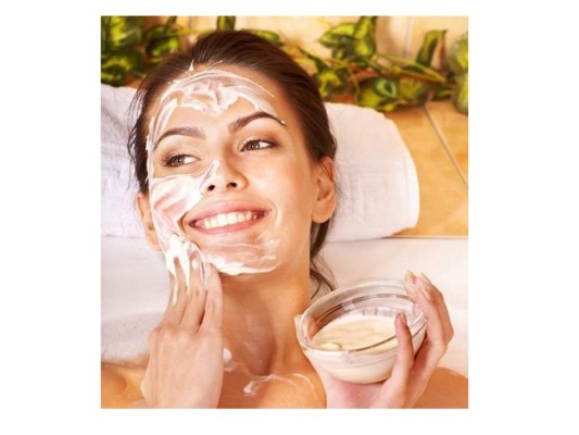 4. Nutre tu rostro<br/><br/>Utiliza una crema que provea una protección de antioxidantes contra los radicales libres causados por el sol y la contaminación como el C+E complex de Skinmedic. Si quieres un remedio casero aplica yogur natural por toda tu cara y déjalo actuar por 15 minutos.