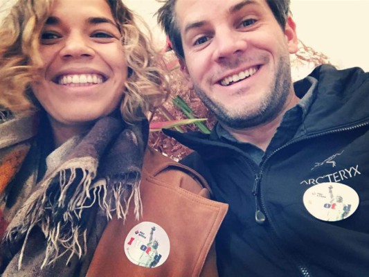 La actriz America Ferrara ha sido una de las famosas que más ha intervenido en la campaña de Hillary Clinton. Un largo camino que termina con su voto en las elecciones, y que ha inmortalizado haciéndose un 'selfie' con su marido.