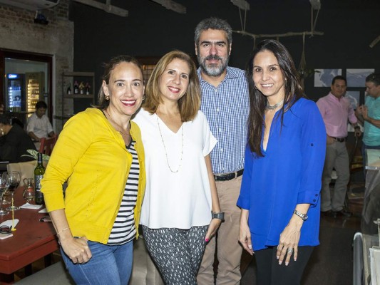 Diana Berkeley con Gigi y Gian Membreño y Kathy Hedman.