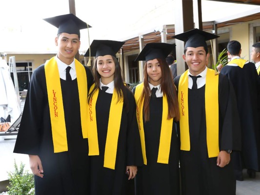 Firma de acta de Lincoln School generación 2017