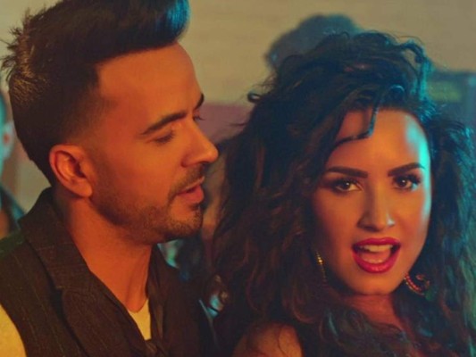 Luis Fonsi y Demi Lovato<br/>Como olvidar el éxito que tuvo este diferente, pero fantástico tema. Estamos hablando de ''Echame La Culpa'', canción que fue interpretada por Luis Fonsi y la cantante, ex chica Disney , Demi Lovato. Las voces de estos grandes artistas sonaron súper bien juntas y del ritmo del tema le dio un plus que nos ponía a todos a bailar.<br/>
