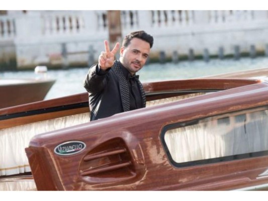 Luis Fonsi<br/>El puertorriqueño vistió un traje completamente negro con diseño con pedrería en la parte frontal del saco. <br/>