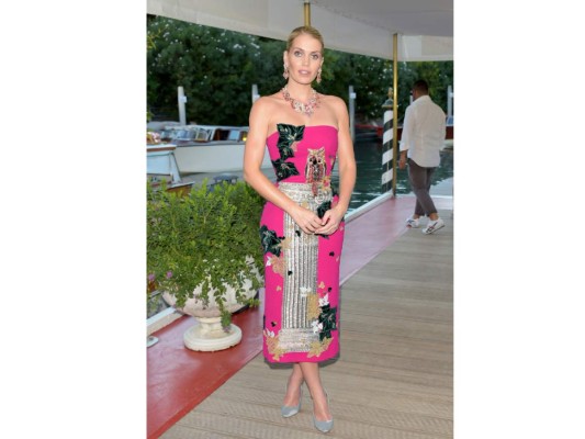 Kitty Spencer<br/>La embajadora de Dolce & Gabbana portó un vestido fucsia corte midi, con delicadas figuras bordadas con lentejuelas de colores, confeccionado a mano en uno de los talleres de la marca.<br/>