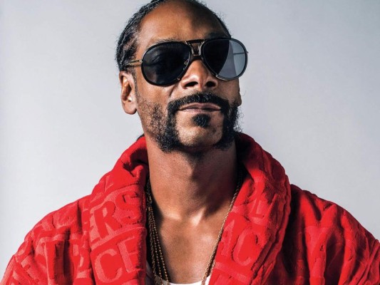 ¿Sabías que Cameron Díaz admitió haberle comprado marihuana a Snoop Dog en la secundaria? Tal vez no sea tan sorprendente la idea, después de todo, el rapero es uno de los artistas que habla abiertamente de su relación con esta droga.