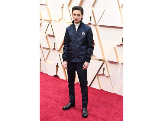 Timothée Chalamet: el actor de la película Mujercitas, optó por un look azul de Prada con el cual decepcionó a todos sus seguidores. Las proporciones estaban mal ejecutadas y el styling lo hicieron lucir como un niño. <br/>