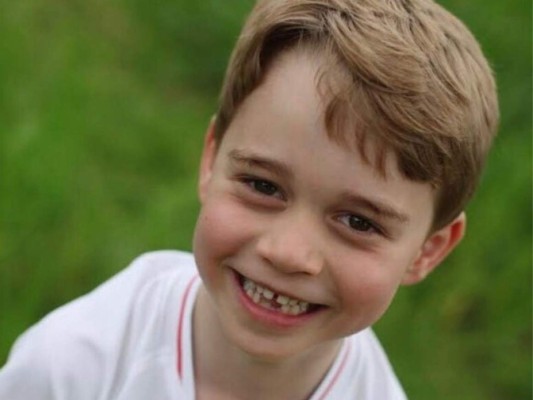 Ahora vemos a un niño con una actitud más “rebelde”, con su cabello rubio hacia un lado, y una sonrisa pícara que aún conserva.