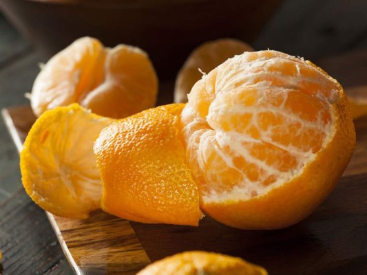 Retirar la corteza de los cítricos Pon la fruta (naranja, limón o mandarina) en el microondas por 20 segundos, después de eso podrás realizar este proceso más rápido.
