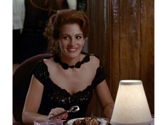 Completamente sutil y perfecta con el vestido de coctel negro que utilizó durante la cena, mezcla lo elegante con lo sexy.