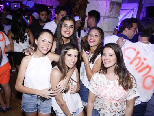 Neon party en residencia Andonie
