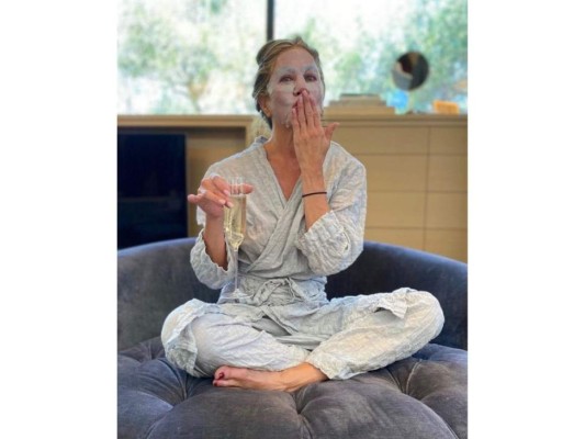 Jennifer Aniston, nominada a mejor actriz de drama por The Morning Show, se dejó ver con una copa de espumante champaña en la mano, una face mask y una cómoda pijama.