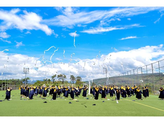 Sencilla y emocionante así fue la graduaciónde los seniors de La Estancia School, quienes celebraron esa especial fecha con todas las medidas de bioseguridad y lograron tomar en sus manos su título profesional.