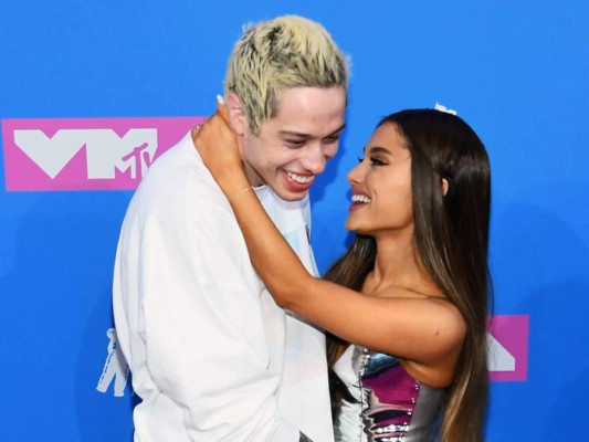 Ariana Grande defiende a Pete Davidson de las burlas sobre su aspecto físico