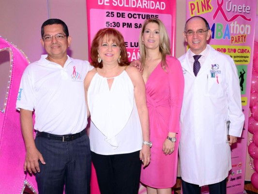 Manuel Maldonado, presidente de la Junta Directiva de La Liga Contra el Cáncer, Jackie Babun de Listones de Amor con Giselle y Carlos Paz de Diagnos. Foto Alex Muñoz.