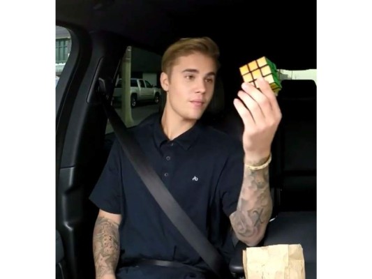 El récord mundial de completar un cubo de rubik es de 4.69 segundos. Justin Bieber lo puede terminar en dos minutos, lo cual también es increíble.