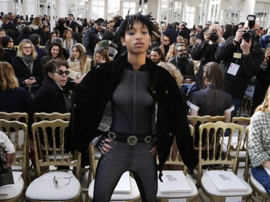 Willow Smith no paso desapercibida durante el desfile de la colección Otoño-Invierno 2016/17 que se presentó esta mañana en el Grand Palais.