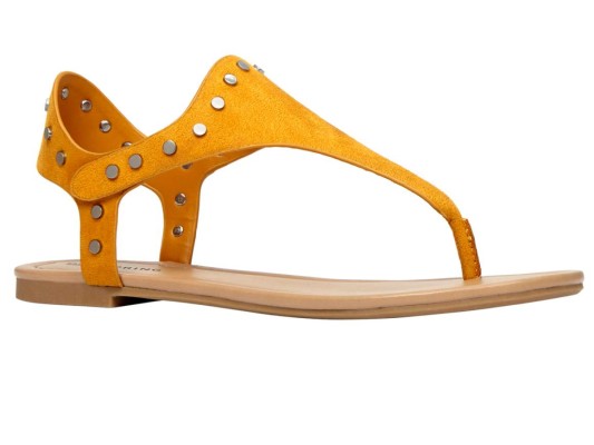 22. Orange is the new black. Sandalias t-strap de suede con tachuelas metálicas by Call it Spring