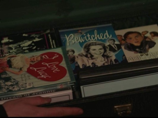 La misma serie tiene una escena donde Wanda está con su familia y su padre le muestra una caja llena de las sitcoms nombradas.