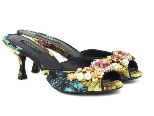 Sandalias con adornos florales