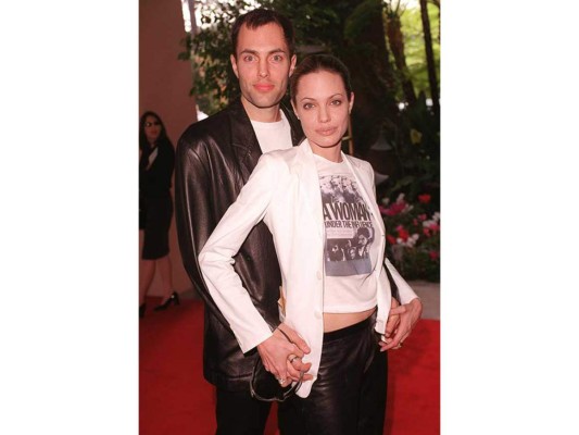 Aunque nunca llego a comprobarse que Angelina Jolie y su hermano James Haven tenían un amorío cuando ambos estaban solteros, eso no era obstáculo para que Jolie llevara a su hermano a muchas alfombras rojas, premios y fiestas en general como acompañante único y especial. Asimismo compartían besos delante de las cámaras.