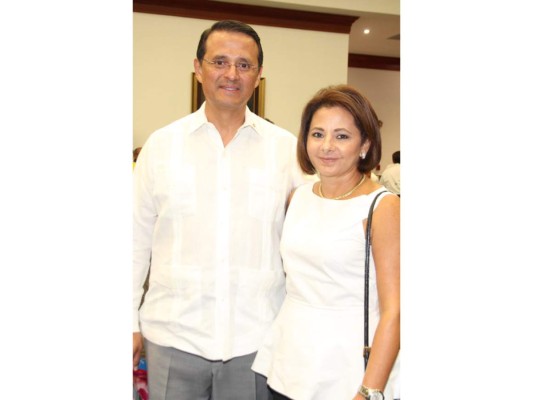 Jorge Bueso y Napoleón Larach reciben galardón