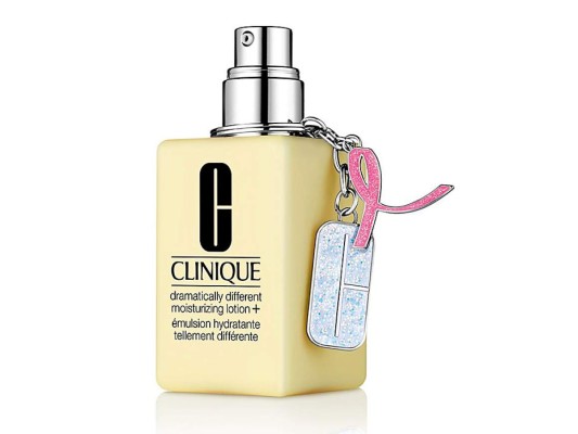 Cada año, la firma ofrece una botella especial de edición limitada de su Dramatically Different Moisturizing Lotion+, adornada con un llavero Clinique que incluye el lazo rosa. La crema combina la hidratación durante todo el día con ingredientes que fortalecen la piel para ayudar a que se vea mejor y más joven por más tiempo. También ayuda a fortalecer la propia barrera de hidratación de la epidermis