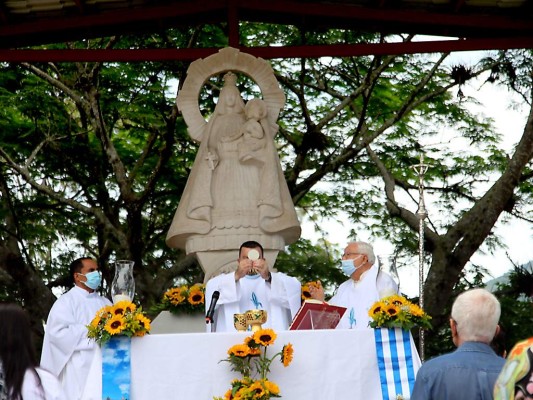 El padre Carlo Magno Núñez durante la misa en honor de la Virgen de la Caridad del Cobre