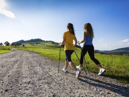 ¿Por qué caminar 30 minutos al día te puede ayudar a bajar de peso?