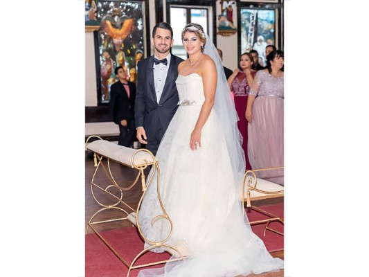 Jorge Rodríguez y Andrea Gabrie, durante la ceremonia oficiada por el sacerdote Fernando Ibañez.