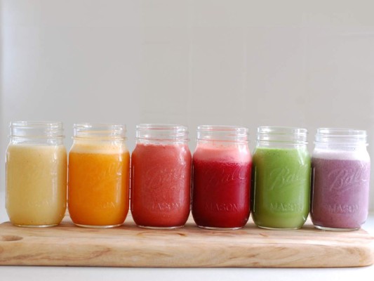 <br/>SMOOTHIES. Qué podría ir mal con un vaso de fruta o vegetales licuados con hielo? Que esté cargado de chocolate, mantequilla de maní, yogurt congelado o siropes que servidos en porciones grandes pueden transformarse en una bomba calórica. Para prevenir que eso pase prepáralas con frutas o vegetales congelados, cero azúcar, hielo, yogurt plain y leche descremada. Limítate a consumir una al día.<br/>