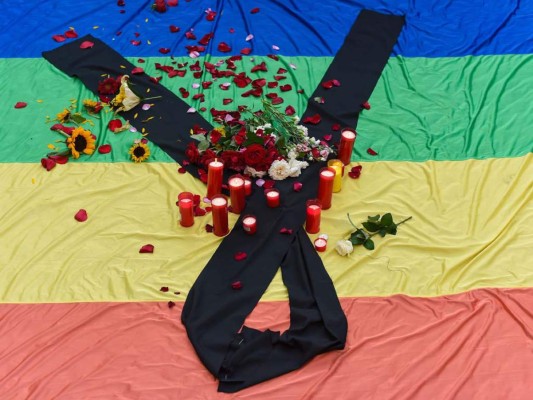 París recuerda a las víctimas de Orlando