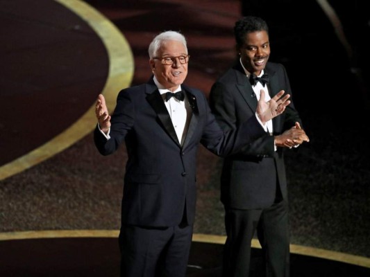 'Los Óscar han cambiado en los últimos 92 años... En 1929 no había actores negros nominados', lanzó Steve Martin a Chris Rock al presentar el primer premio de la noche.