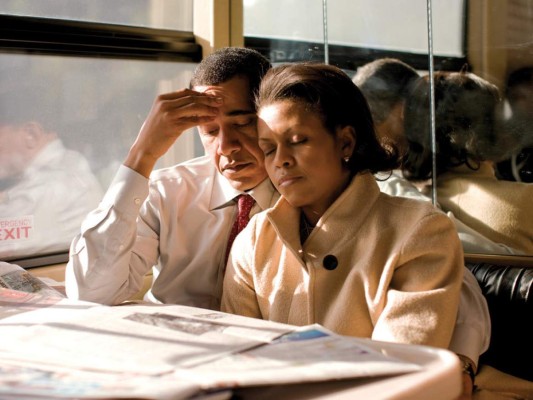 La ex primera dama siempre ha sido sincera como figura pública, pero Becoming es una mirada un poco – solo un poco- más íntima de su vida personal: habla con franqueza sobre su matrimonio con Barack, cómo sacrificó su ambición en lugar de la de él, sus visitas a un consejero matrimonial después de tener hijos, y más. También aborda la maternidad, describiendo cómo no se sentía preparada para tener hijos, y mucho menos criarlos en la Casa Blanca.