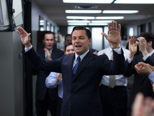 The Wolf of Wall Street (2013) ¿Qué necesitas para triunfar? Seguridad en ti mismo, disciplina, agresividad…Jordan Belfort poseía muchas de las características necesarias para saltar a la cima, hasta que se desvió en el camino. Este filme, basado en hechos reales del corredor de bolsa neoyorquino Jordan Belfort, interpretado por Leonardo DiCaprio, nos transporta a mediados de los años 80, cuando él era un joven honrado que perseguía el sueño americano, pero pronto aprendió que lo más importante no era hacer ganar a sus clientes, sino ser ambicioso y ganar una buena comisión. Aunque Belfort alcanzó el éxito, impulsado por la codicia, la película nos muestra lo que un hombre exitoso no debe ser: vivir en extremo libertinaje, engañar y chantajear.