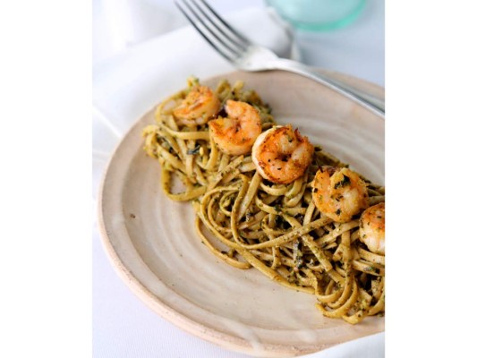 Pasta al pesto con camarones