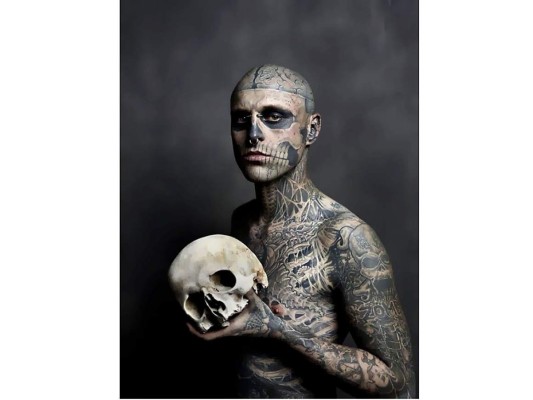 Rick Genest un modelo bastante conocido por sus numerosos tatuajes, fue encontrado muerte después de caer del balcón de su apartamento, la policía asegura que fue un suicido, pero su familia afirma que fue accidental.