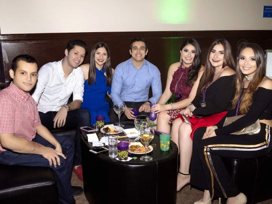 Erasmo y Emilio Santos con Isabella Bográn, Leo Delgado, María Fernanda Saybe, Sarah Hasbun y Carolina Santos.