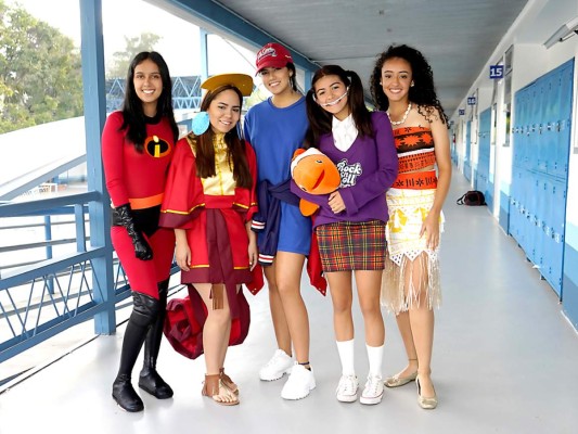 Lya Napky, Camila Lucas, Victoria Riera, Katia Aguilar y Laura Plantada (foto Irma Santos)