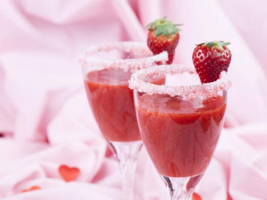Para un Daiquiri de Frutilla necesitas, 6 frutillas, 2 cucharadas de jugo de limón, 1 cucharada de azúcar, 1/4 de vaso de ron blanco. Se agrega todos los ingredientes a la juguera y revolvemos hasta que todo se mezcle.