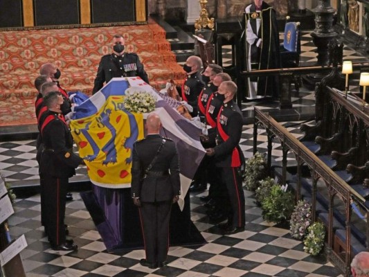 Los simbolismos en el ataúd de Felipe, como la bandera que estaba dividida en cuatro partes: el cuadro superior izquierdo aboca al escudo de las armas danesas; el azul hace referencia a la bandera griega; otro indica el castillo de Edimburgo y el último a la familia Mountbatten.