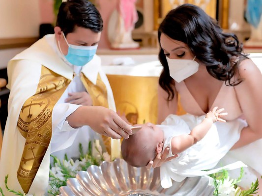 El momento en que Aitana Valentina recibe el sacramento