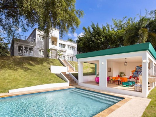 De lo recaudado Airbnb hará una donación a ProTechos que da formación en carpintería y reconstruye techos a personas afectadas por el huracán María e Irma en Puerto Rico.