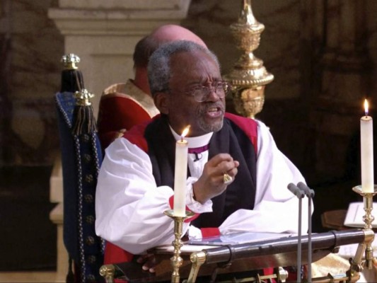 2. El discurso del reverendo afroamericano Michael Bruce Curryes: Michael es el obispo presidente de la Iglesia Episcopal de EEUU, causa una auténtica conmoción con su discurso el cual hablaba sobre el poder del amor. Sus increíbles y divertidas palabras le sacaron varias sonrisas a Meghan.